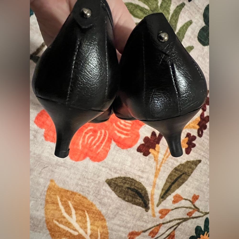 Like New Leather Kitten Heel Black Women's pumps - Picture 5 of 6